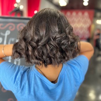 Flaunt Salon - Shattered Bob curled - Hair Salons Near Me - Round Rock, Texas Flaunt Salon - Shattered Bob curled - Hair Salons Near Me - Round Rock, Texas