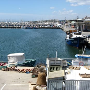 Harbourside Footpath - The main quay of the fishing harbour: behind the boat on the right is the commercial fish market. - Beaches Near Me - Vilanova i la Geltrú, B