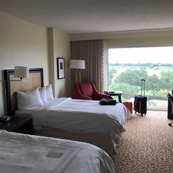 Marriott Fort Worth - Large bed with a big window