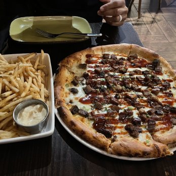 Mill House Brewing Company - Shoe string fries and Brisket pizza - Breweries Near Me - Poughkeepsie, New York Mill House Brewing Company - Shoe string fries and Brisket pizza - Breweries Near Me - Poughkeepsie, New York