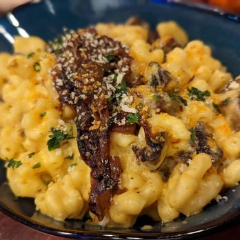 Guildhall - Smoked brisket mac and cheese with caramelized onions upgrade 4 out of 5 - Gastropubs Near Me - Whittier, California