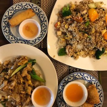 Thai Country Kitchen - Basil fried rice and pad see ew - Thai Near Me - Toronto, Ontario Thai Country Kitchen - Basil fried rice and pad see ew - Thai Near Me - Toronto, Ontario