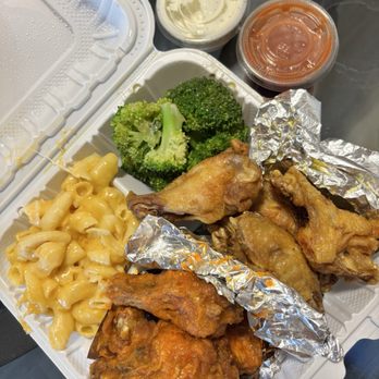 Hotlanta Wings And Things - I got the 10 Pcs Wings with Cheesy Macaroni & Cheese and steamed Brocolli.  Flavors: Medium hot & garlic butter - American Near Me - Riverside, California