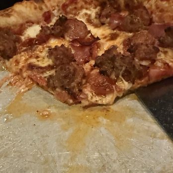 Del's Pizzeria - Pizza Near Me - Pismo Beach, California