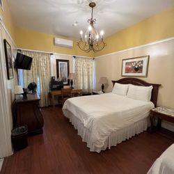 Glen Tavern Inn - Bedroom of room 101 - very spacious and comfy
