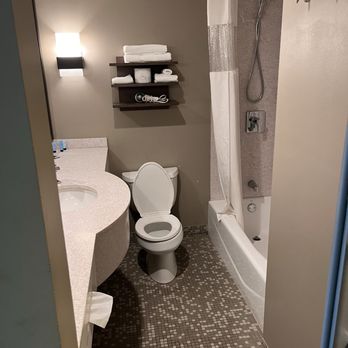 State House Inn - Bathroom - Hotels Near Me - Springfield, Illinois State House Inn - Bathroom - Hotels Near Me - Springfield, Illinois
