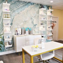 Glo Skin - Nestled in the heart of Palm Harbor, Glo Skin is a boutique spa. Our warm and welcoming lobby has a curated collection of gifts & skin care.