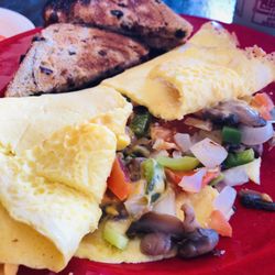 Mel's Place - Deliciously fresh Veggie Omelette w/ raisin toast. Recommended.