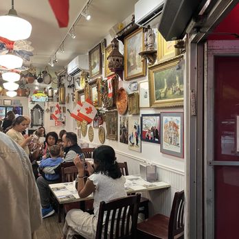 Dutch Dreams - Seating - Ice Cream & Frozen Yogurt Near Me - Toronto, Ontario