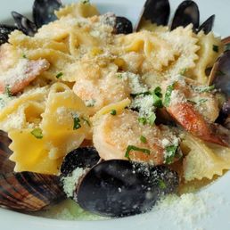 Mussels and shrimp pasta with terragon cream sauce Mussels and shrimp pasta with terragon cream sauce