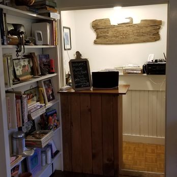Hawk House inn - Front desk - Hotels Near Me - South Bristol, Maine