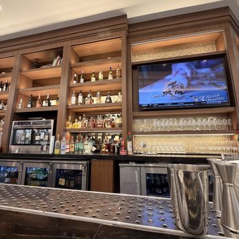 Delta Sky Club - Terminal C - The bar - Airport Lounges Near Me - Queens, New York Delta Sky Club - Terminal C - The bar - Airport Lounges Near Me - Queens, New York