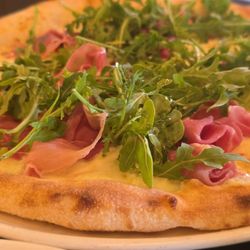 Prosciutto and arugula pizza