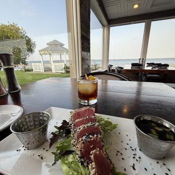 Freshwater Tavern - New American Near Me - Gladstone, Michigan