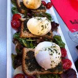 Basta Cosi - Trio de burrata sur bruschetta de pesto maison... Je suis devenue addict de cette boule blanche crémeuse !