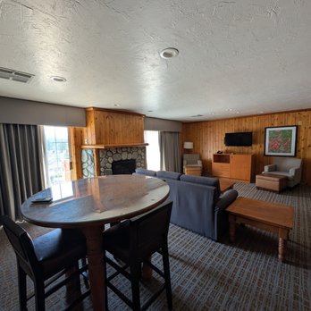 Holiday Inn The Lodge at Big Bear Lake - room 316 - Big Bear, CA