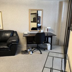 Aston at the Executive Centre Hotel - Living room