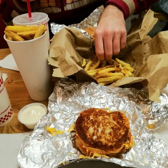 Five Guys - Grilled cheese de ouf & frites qui débordent - Burgers Near Me - Paris, 75
