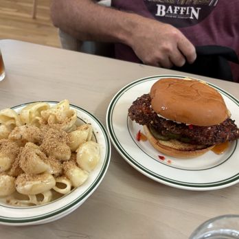 Mellotone Beer Project - Mac and cheese side with chicken sandwich - Cocktail Bars Near Me - Cincinnati, Ohio