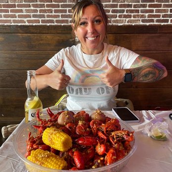 La Crawfish - Crawfish and a happy customer - Cajun/Creole Near Me - Austin, Texas