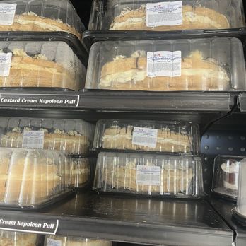O&H Danish Bakery - Idk what this cake was but it looked amazing - Bakeries Near Me - Racine, Wisconsin