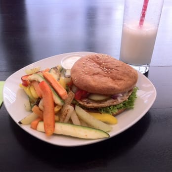 Dine Up - Spicy Tyson-Burger mit Gemüsepommes und Honigmelonen-Joghurt-Shake... :) - Salad Near Me - Münster, NW Dine Up - Spicy Tyson-Burger mit Gemüsepommes und Honigmelonen-Joghurt-Shake... :) - Salad Near Me - Münster, NW