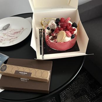 Maison Landemaine - Anniversary cake loaded with fresh fruits - Bakeries Near Me - Paris, 75 Maison Landemaine - Anniversary cake loaded with fresh fruits - Bakeries Near Me - Paris, 75