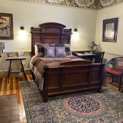 Amherst Inn - The Lions Den has a double bed, en-suite bathroom and electric fireplace.