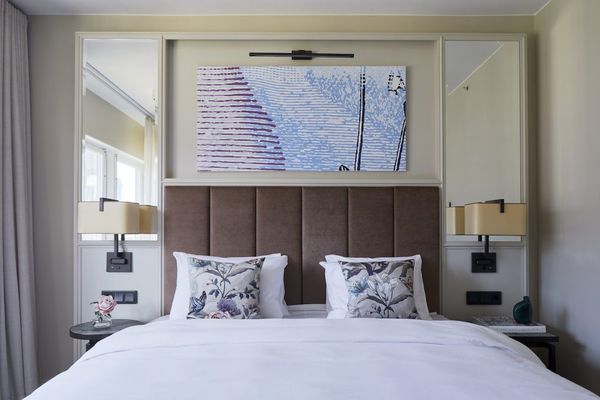 Bank Hotel by null