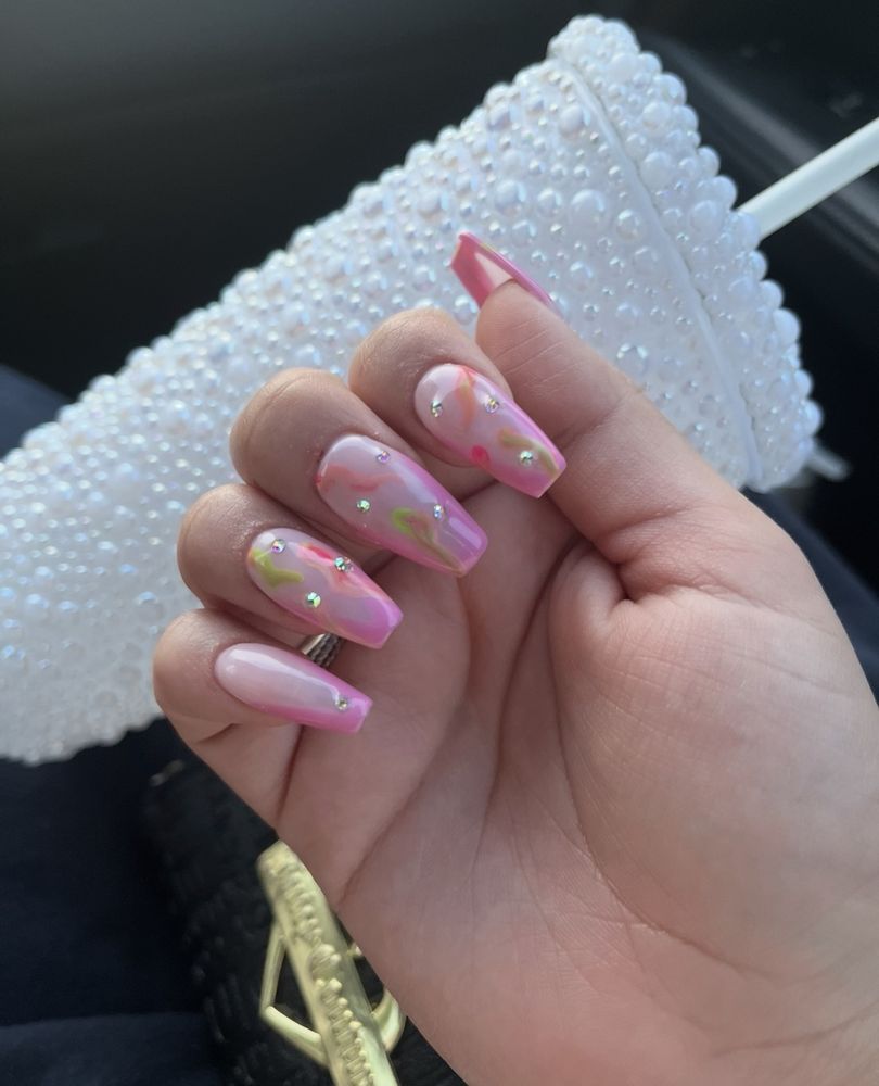 Simply Nails Logo