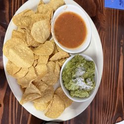 Mariscos El Meño - Chips and guacamole