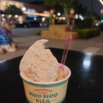 Moo Moo Mia - Outdoor tables on Myrtle Ave - Ice Cream & Frozen Yogurt Near Me - Monrovia, California