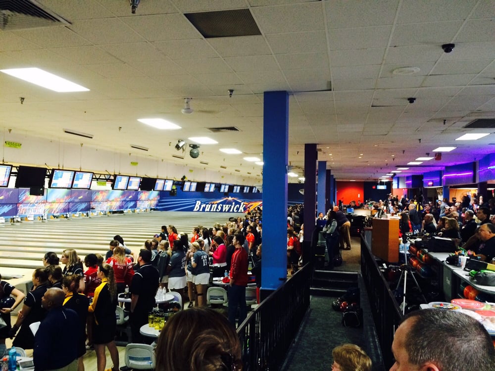 Brunswick Zone Carolier Lanes