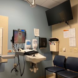 Edward-Elmhurst Medical Group - 2hr wait... now I'm in this room alone.