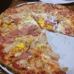 La Roma - Pizza Romana - 8'95€. Con huevo, pollo, jamón. Muy buena.