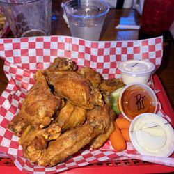 Woodys Sports Tavern & Grill - Wings