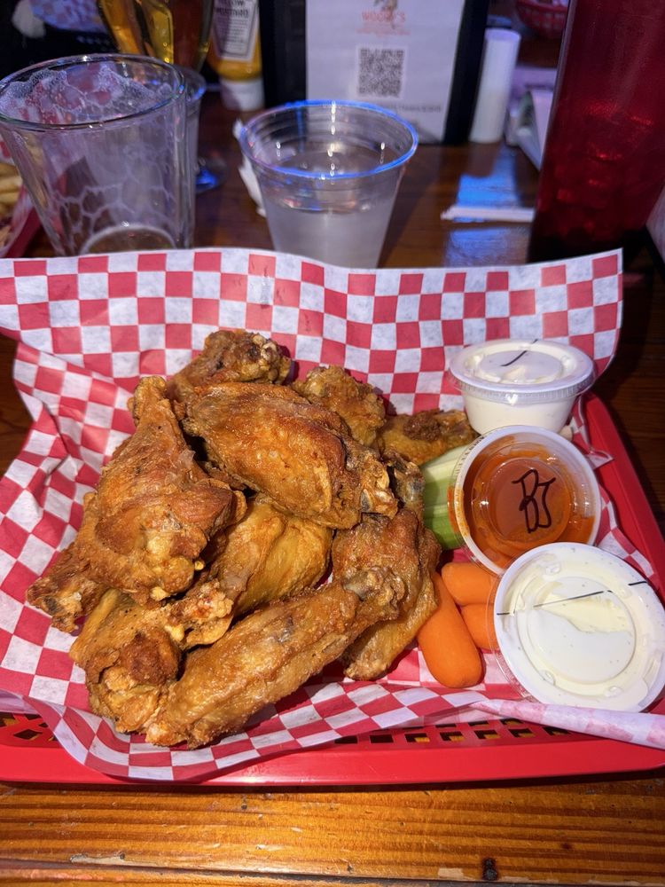 Woodys Sports Tavern & Grill