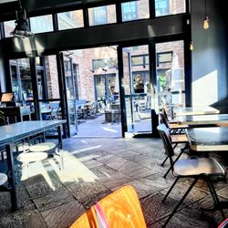 Freesoulcaffe - Interior facing the large patio