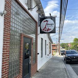 7 Dogs Brewpub - Restaurant entrance