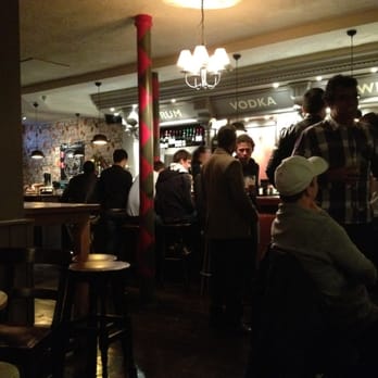 The Clarence - People watching - Pubs Near Me - London, XGL The Clarence - People watching - Pubs Near Me - London, XGL