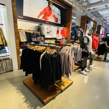 Under Armour Brand House - Men's Clothing Near Me - Tysons Corner, Virginia Under Armour Brand House - Men's Clothing Near Me - Tysons Corner, Virginia