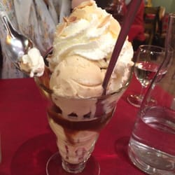 Maison Nani - Toffee and caramel ice cream. Big enough for 2 and about 6€.