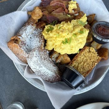 Jackson's Eatery | Bar - Bars Near Me - Long Island City, New York