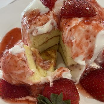 Fluffy Fluffy Dessert Cafe - Strawberry Soufflé - Desserts Near Me - Buford, Georgia