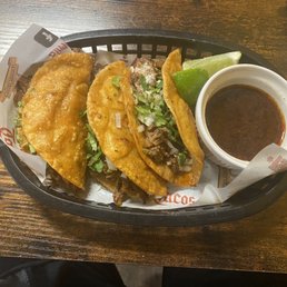 Quesobirria tacos con consume