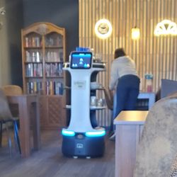 Los Hornos Café + Messenger Coffee - Robot busboy