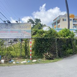 El Bohio Restaurant - El letrero y la entrada. No hay estacionamiento, tienen que caminar hacia al restaurante.