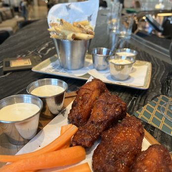 Cumberland Bar - chicken wings, carrots and celery - Cocktail Bars Near Me - Nashville, Tennessee