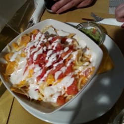 B eat - Nachos cheese con salsa guacamole.