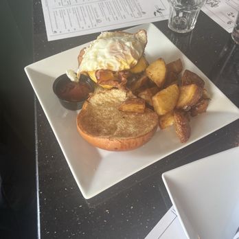 Lily's Babylon - Brunch burger - American Near Me - Babylon, New York